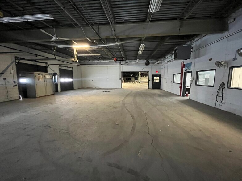 More Photos Of 4200 W Harry St, Wichita Warehouse For Lease