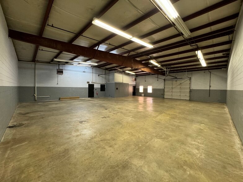 More Photos Of 300 Winona St, Knoxville Distribution For Lease