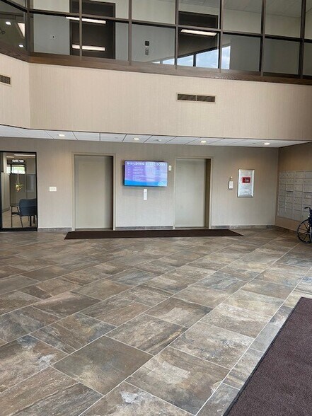 More Photos Of 1500 N Casaloma Dr, Appleton Medical For Lease