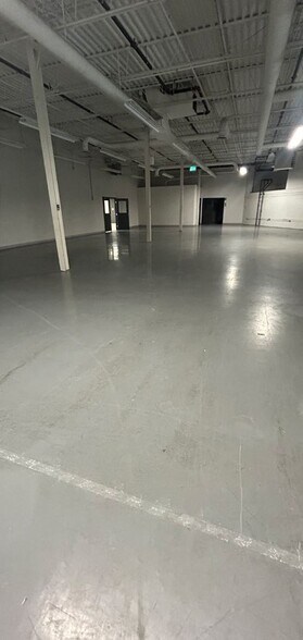 More Photos Of 425 Britannia Rd E, Mississauga Showroom For Lease