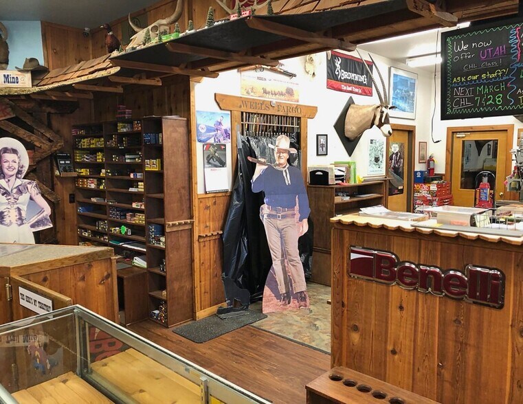 More Photos Of 10791 Oak St NE, Donald Showroom For Sale