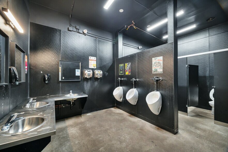 More Photos Of 10030 102nd St NW, Edmonton Bar For Sale