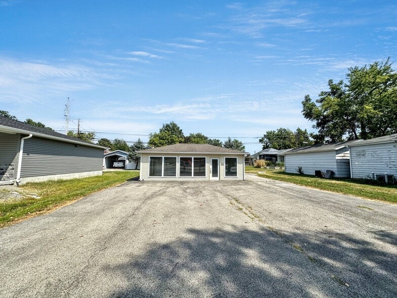 More Photos Of 1112 S Park Ave, Herrin Office For Lease