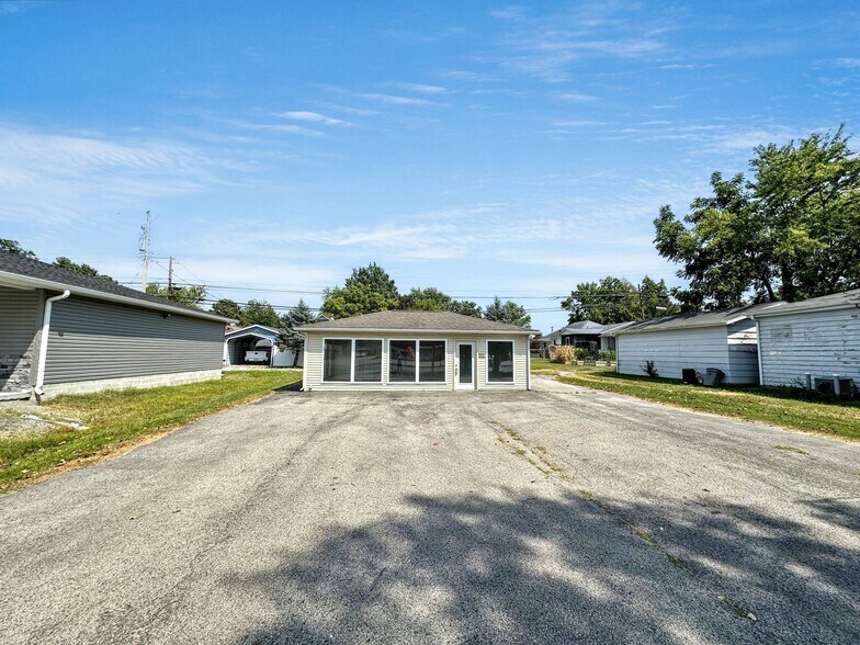 More Photos Of 1112 S Park Ave, Herrin Office For Sale