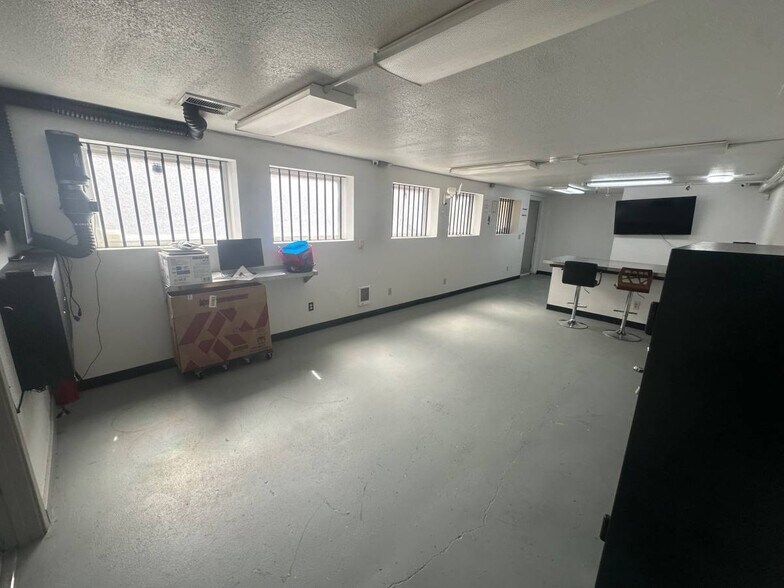 More Photos Of 8700 SW Barbur Ct, Portland Office For Lease