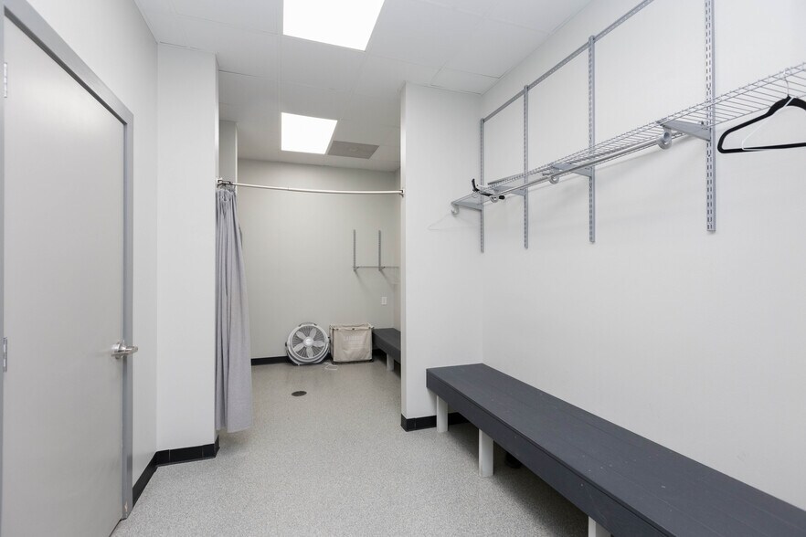 More Photos Of 12110 S Harrells Ferry Rd, Baton Rouge Showroom For Sale