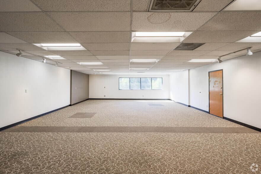 More Photos Of 2175 S Jasmine St, Denver Light Distribution For Lease