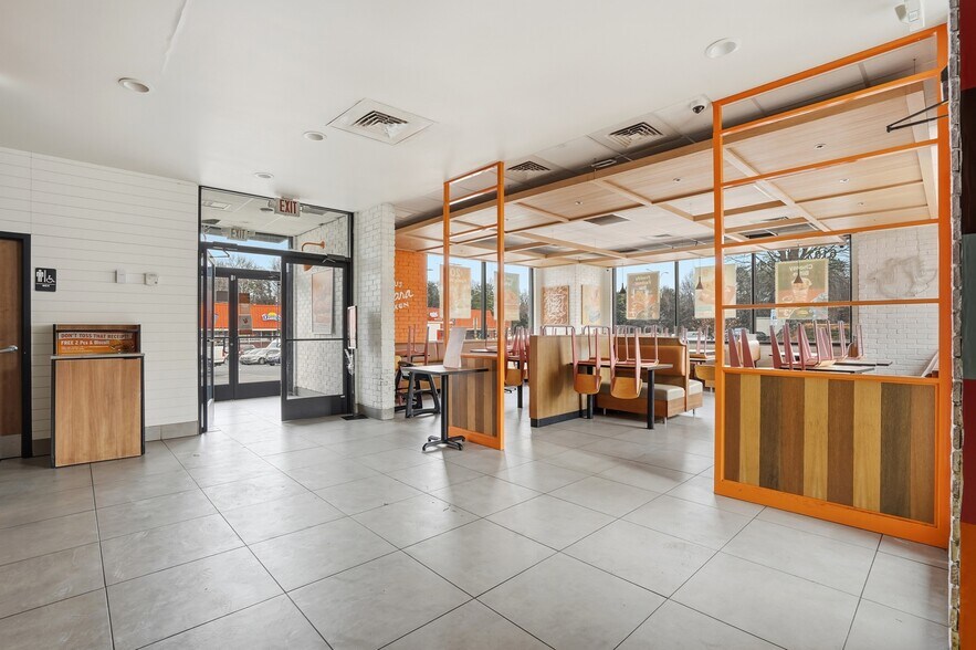 More Photos Of 6107 The Plaza, Charlotte Freestanding For Lease