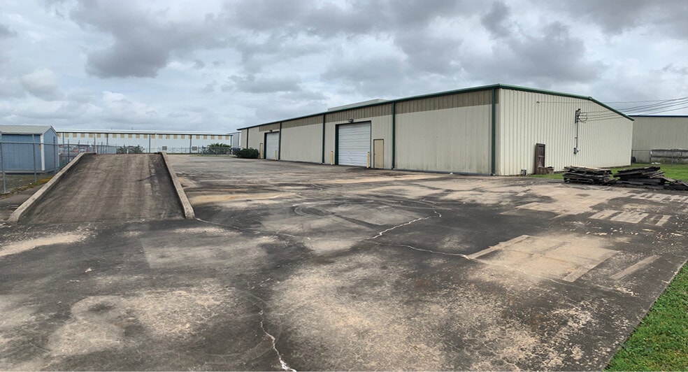 More Photos Of 15160 Nautique Way, Houston Warehouse For Lease