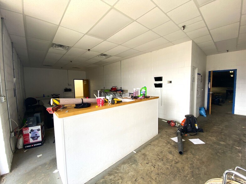 More Photos Of 1212 F.R. Huff Dr, St Matthews Manufacturing For Lease