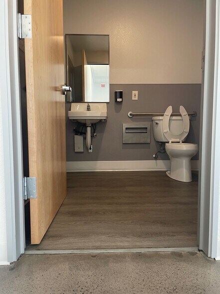 More Photos Of 2501-2505 E Palmdale Blvd, Palmdale Unknown For Lease