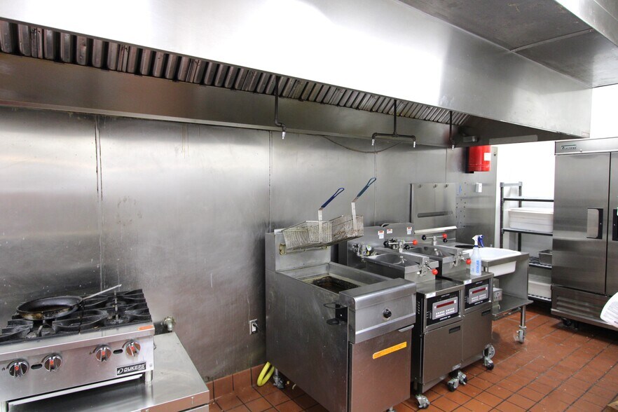 More Photos Of 4850 W Rosecrans Ave, Hawthorne Freestanding For Lease