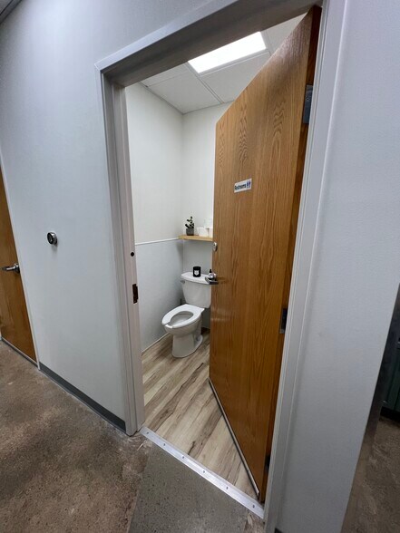 More Photos Of 11150 Morrison, Dallas Showroom For Sale