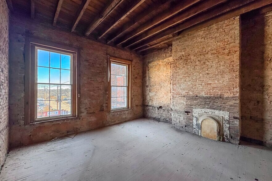 More Photos Of 706 N Main St, Columbia Office Residential For Sale