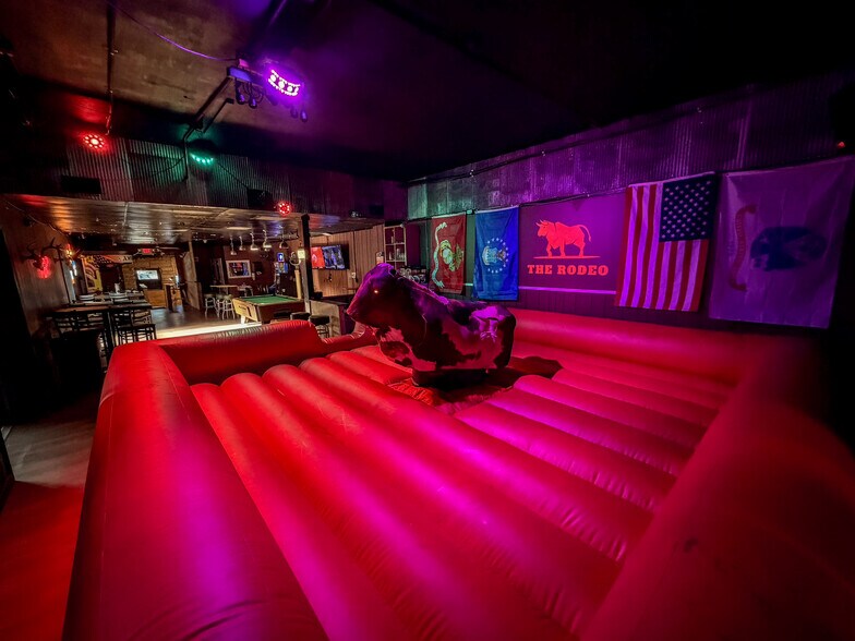 More Photos Of 906 Hampshire St, Quincy Bar For Sale
