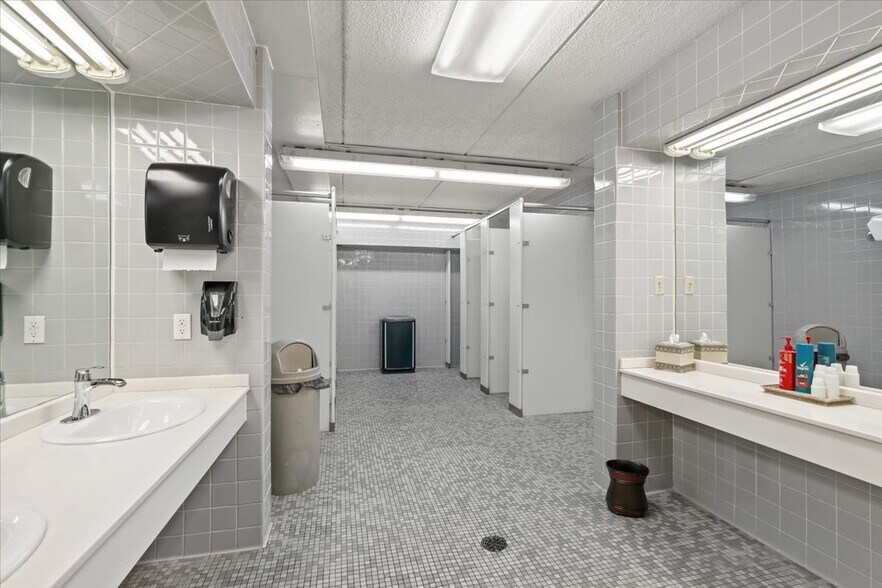 More Photos Of 9512 E Lippincott Blvd, Davison Golf Course Driving Range For Sale