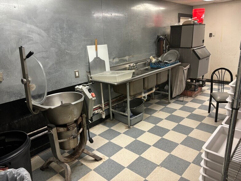 More Photos Of 901 E St, Snyder General Retail For Sale