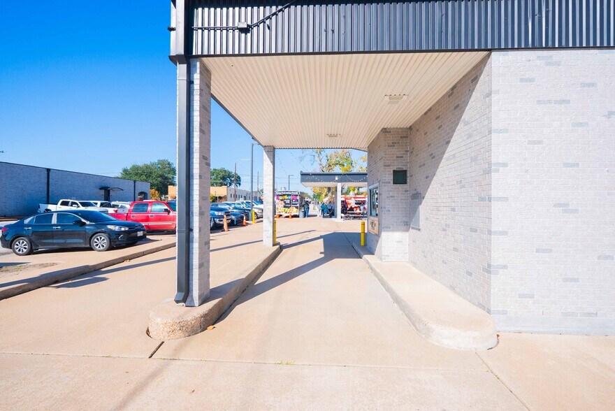 More Photos Of 2311 Main St, Waller Flex For Lease