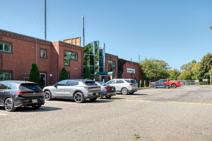 More Photos Of 274 Rue Saint-Louis, Warwick Manufacturing For Sale