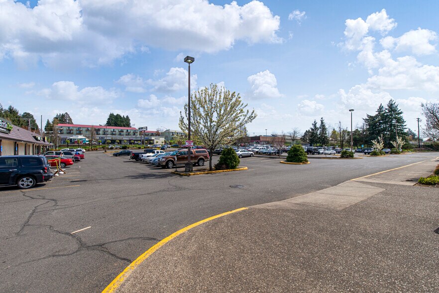 More Photos Of 4825 Commercial St SE, Salem Freestanding For Lease
