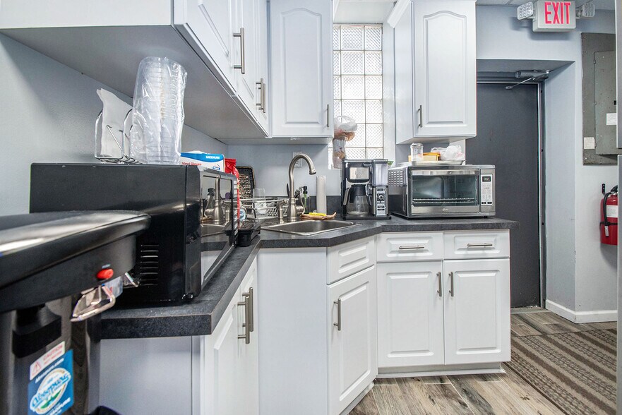 More Photos Of 14729 Champaign Rd, Allen Park Storefront Retail Office For Lease