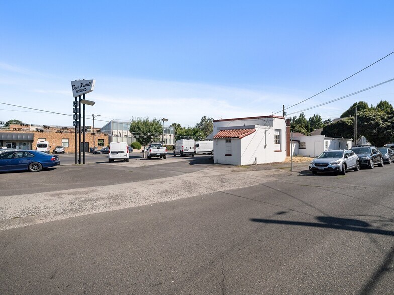 More Photos Of 1840 NE Sandy Blvd, Portland Auto Dealership For Sale