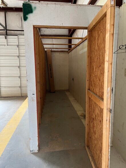 More Photos Of 1416 Twin Oaks St, Wichita Falls Warehouse For Lease