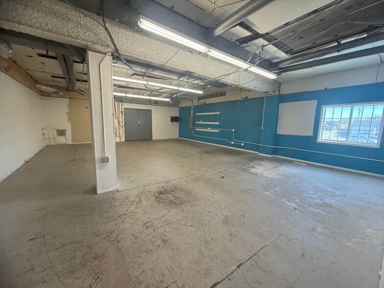 More Photos Of 1620 W 98th St, Bloomington Showroom For Lease