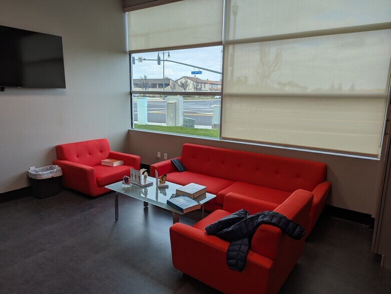 More Photos Of 17270-17272 Golden Valley Pky, Lathrop Office For Sale