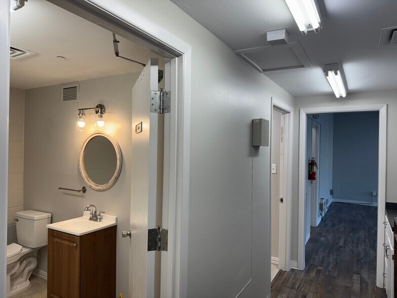 More Photos Of 300 N Washington St, Kaufman Office For Lease