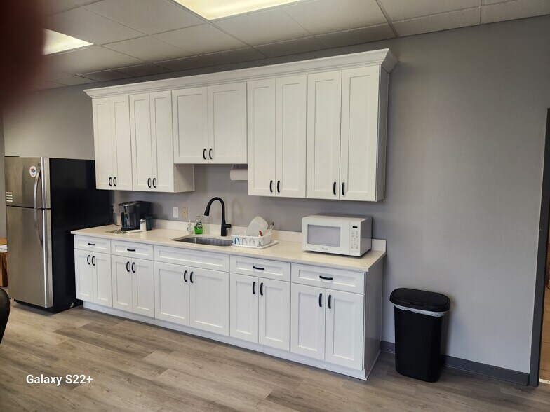 More Photos Of 900 Creekside Rd, Chattanooga Light Distribution For Sale