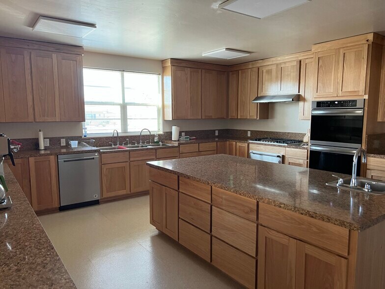 More Photos Of 750 W 10th Ave, Junction City Office For Lease