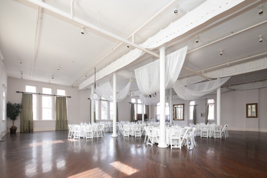 More Photos Of 101 S Main St, Winchester Restaurant For Lease