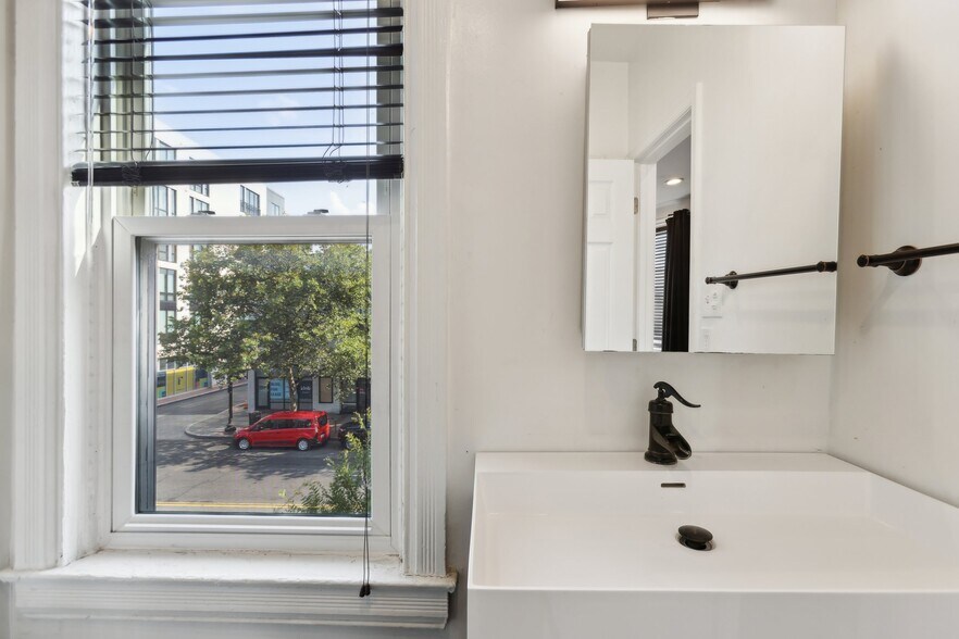 More Photos Of 925 U St NW, Washington Restaurant For Lease