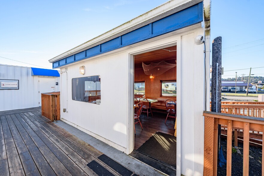 More Photos Of 102 Hall Ave, Coos Bay Restaurant For Sale