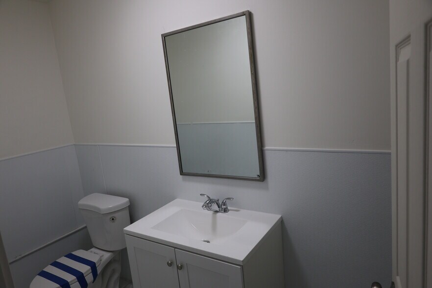 More Photos Of 1847 NW 21st St, Miami Warehouse For Lease