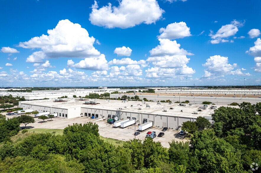 More Photos Of 4055 Corporate Dr, Grapevine Warehouse For Lease