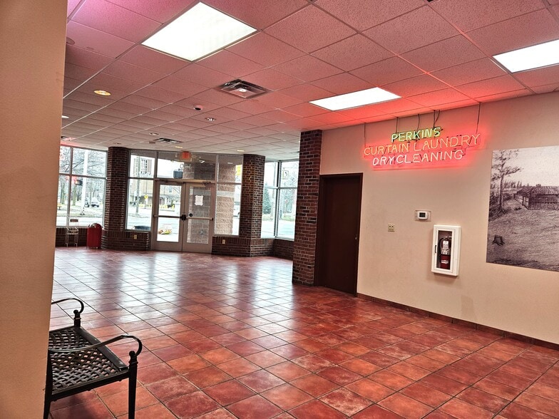 More Photos Of 100 S Michigan Ave, Saginaw Freestanding For Lease