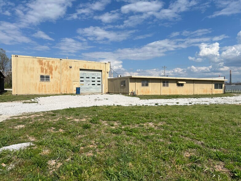 More Photos Of 5905 W US Highway 60, Republic Warehouse For Lease