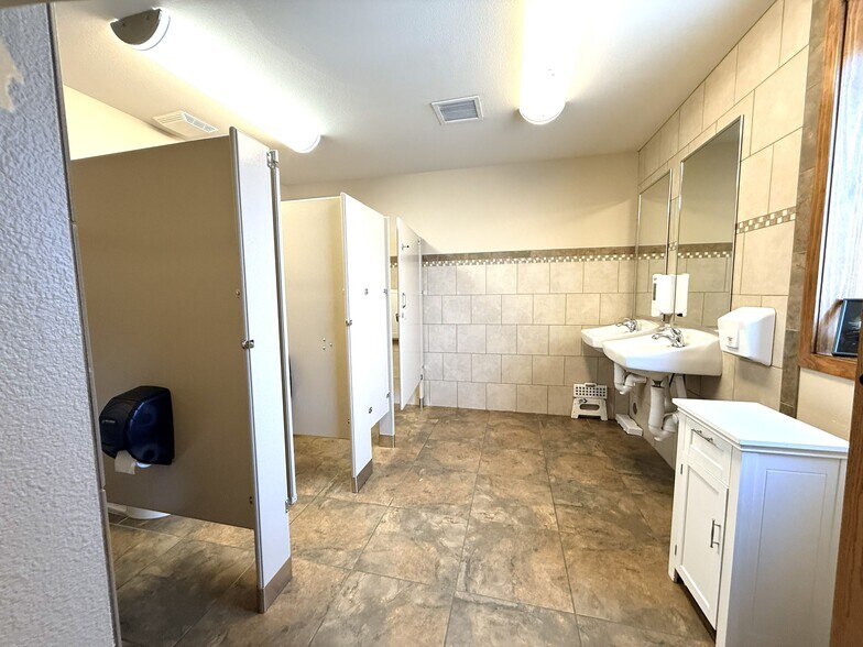 More Photos Of 7375 Samuel Dr, Denver Specialty For Sale