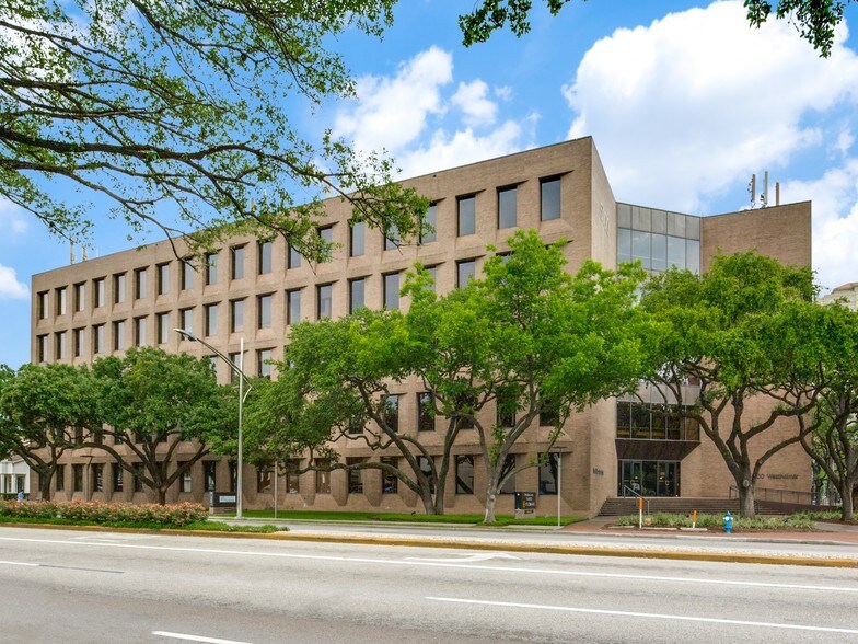 More Photos Of 5100 Westheimer Rd, Houston Office For Lease
