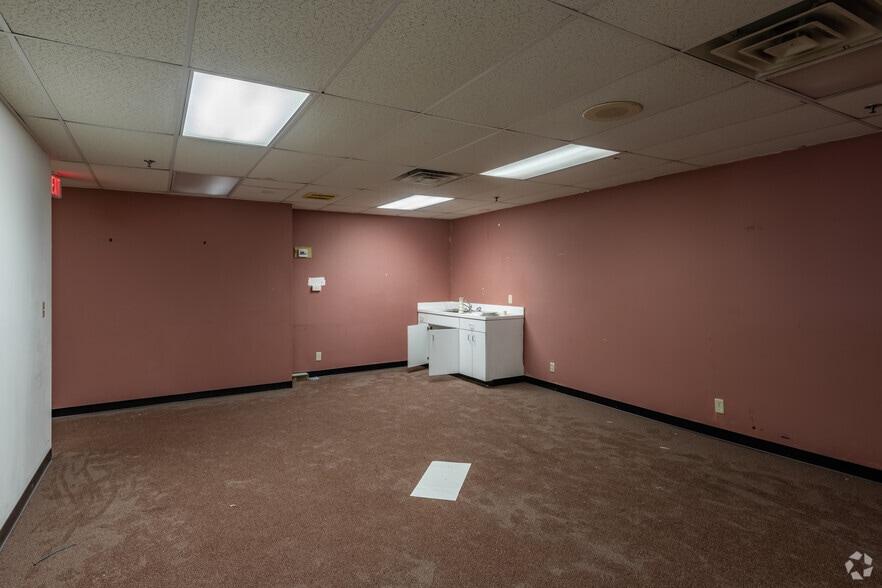 More Photos Of 8600-8604 W Brown Deer Rd, Milwaukee General Retail For Sale