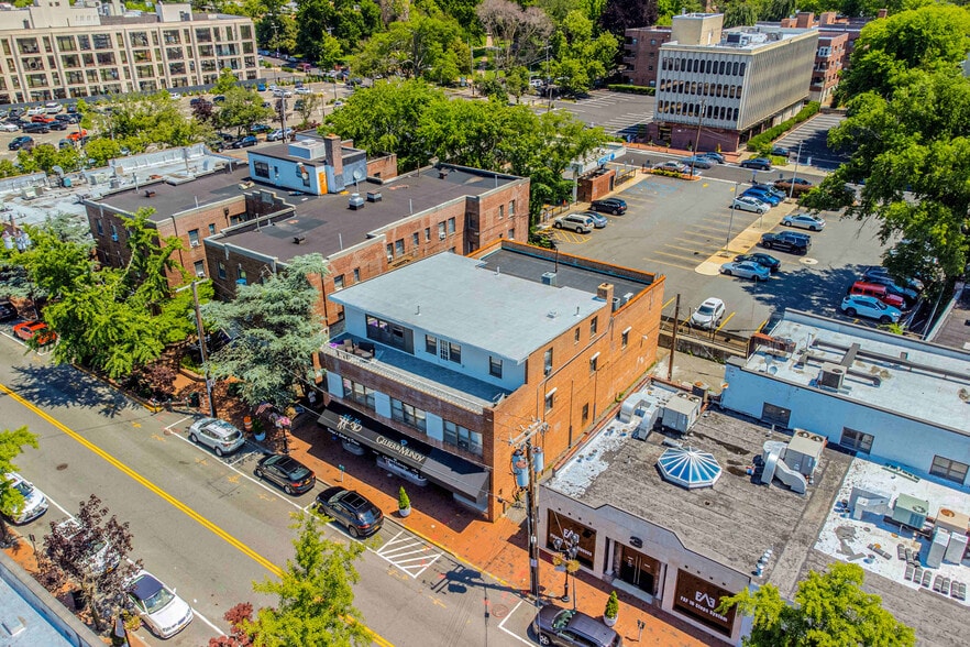 More Photos Of 5 Bond St, Great Neck Storefront Retail Office For Lease