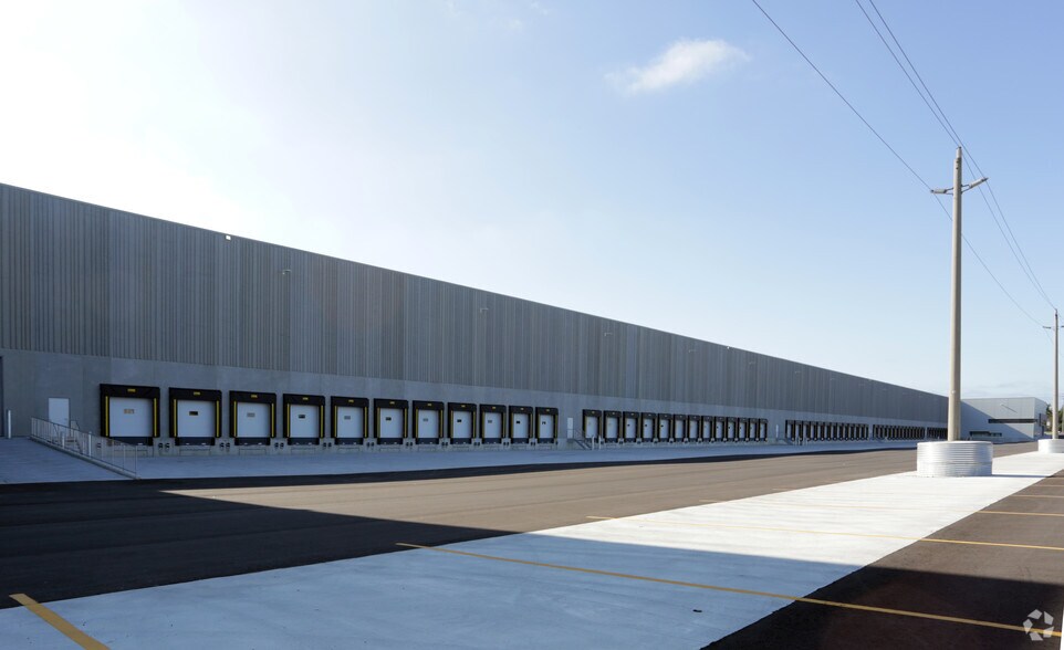 More Photos Of 8875 Torbram Rd, Brampton Distribution For Lease