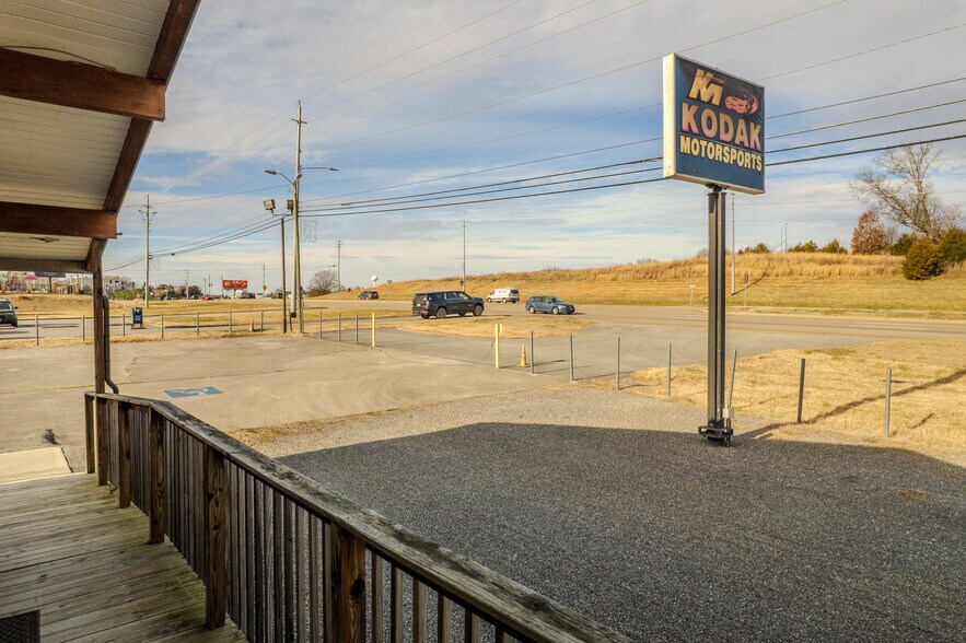 More Photos Of 2851 Winfield Dunn Pky, Kodak Land For Lease