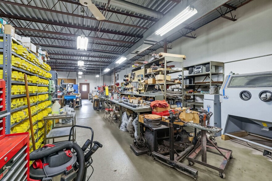 More Photos Of 3006 Avenue of the Cities, Moline Flex For Sale