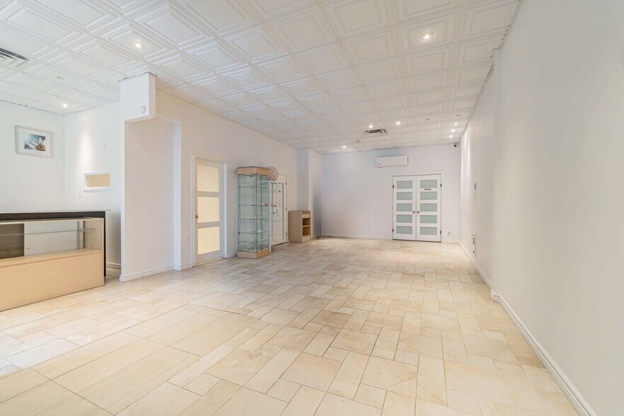 More Photos Of 4811-4819 Boul Saint-Charles, Montréal General Retail For Lease