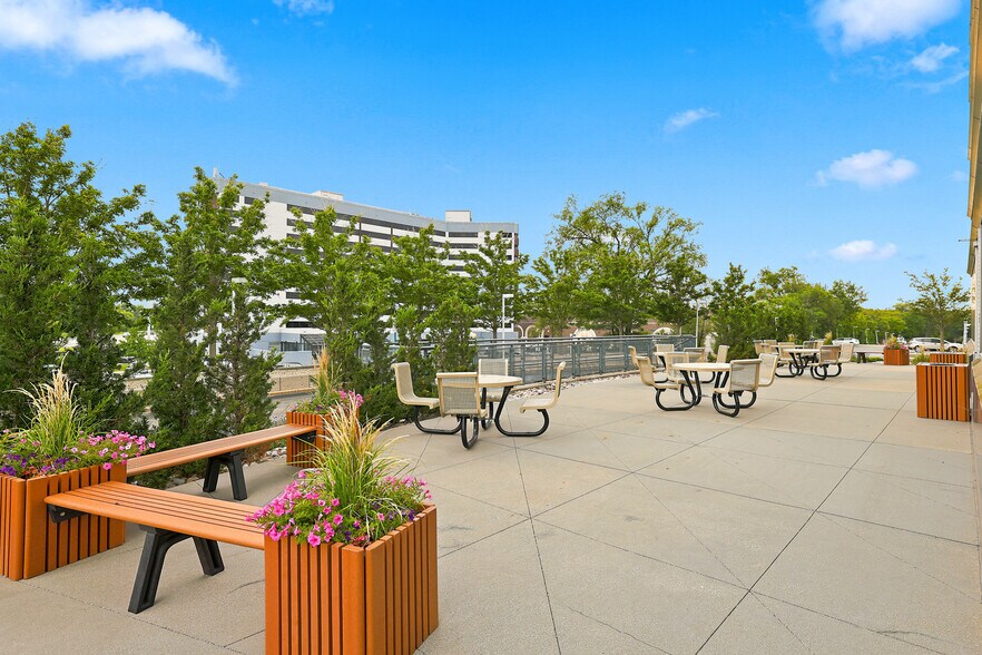 More Photos Of 1 Tower Ln, Oakbrook Terrace Office For Lease