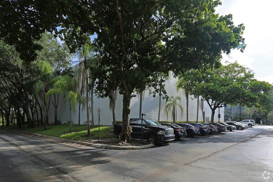 More Photos Of 645 Park of Commerce Way, Boca Raton Warehouse For Lease