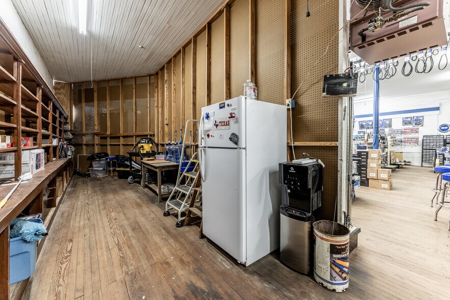 More Photos Of 201 Gibbs St, New Waverly Freestanding For Sale
